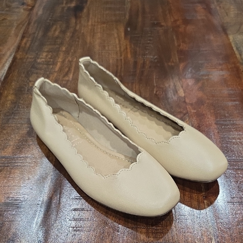Scalloped Edge Cream Ballet Flats